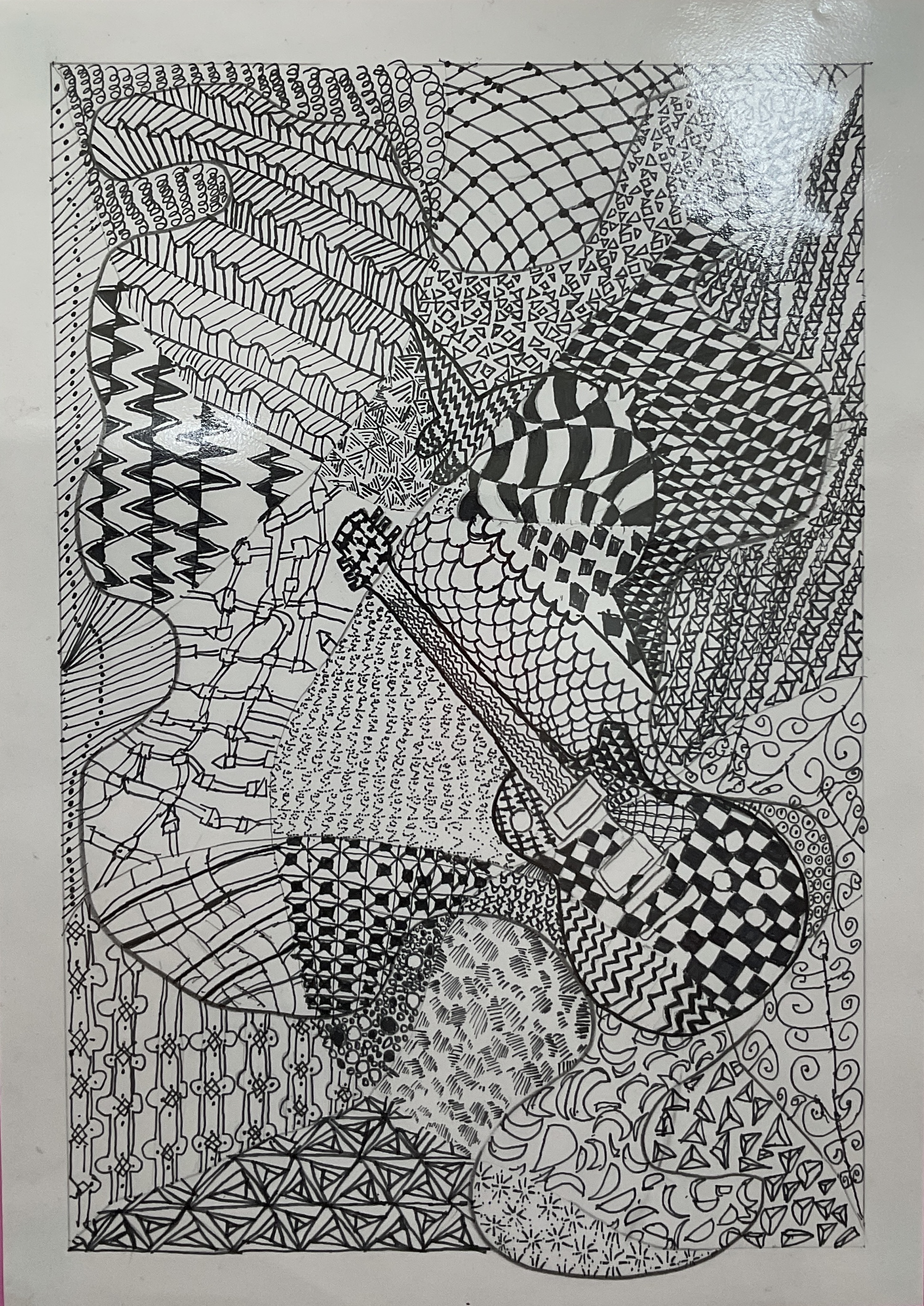 高２年　澤口侑和　ゼンタングル「ギターとマンボウ」