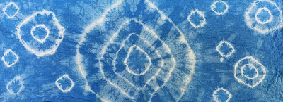 中１年　河野恭介　藍染め・絞り染め「渦(うず)」